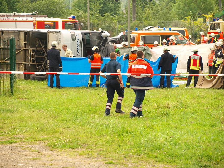 Schwerer Unfall mit Reisebus Lohmar Donrather Dreieck P249.JPG
